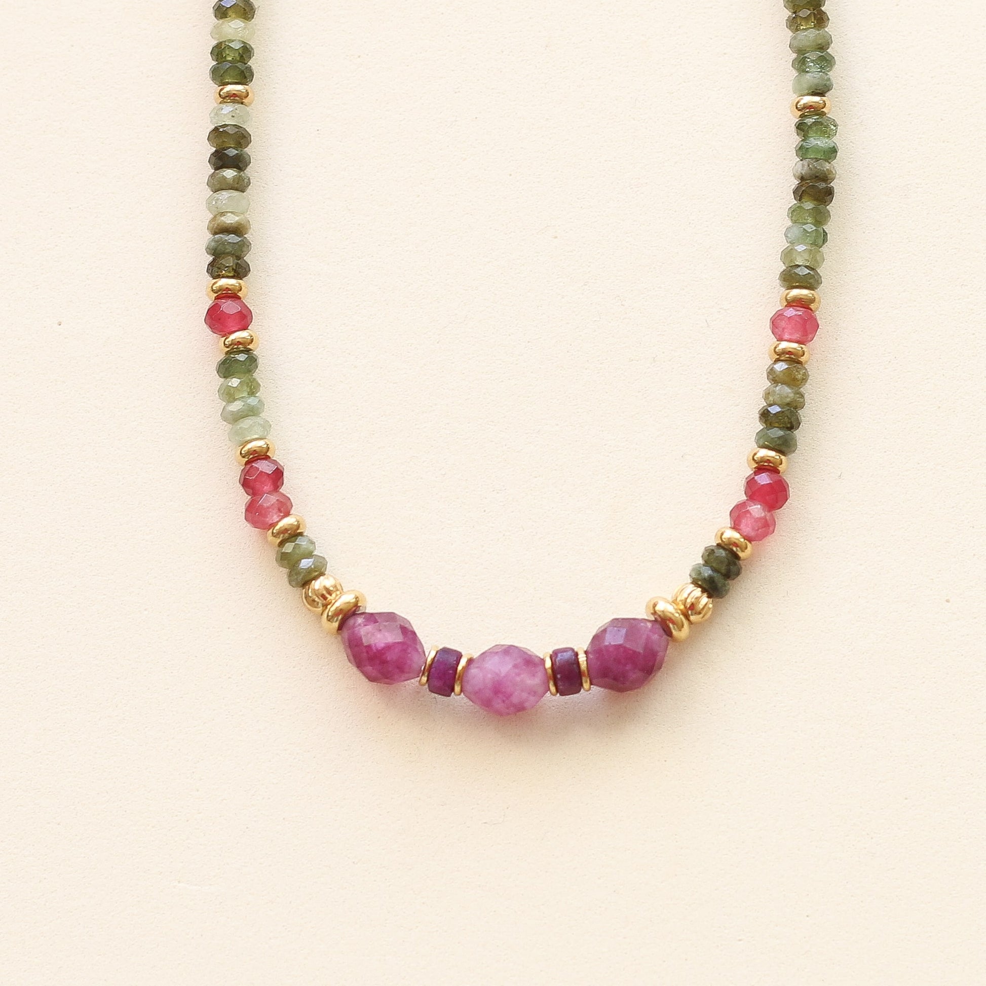 collier original en Aragonite framboise et en Grenat vert pour un look coloré