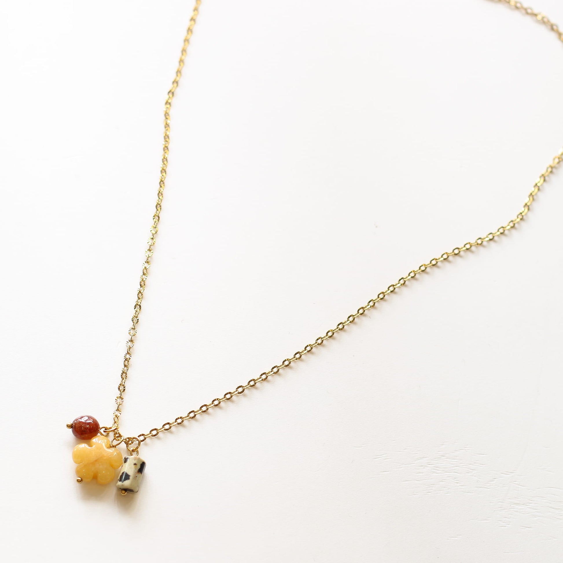 Collier Flora Aventurine Jaune, gros plan sur la pierre, Mahny bijoux pierres naturelles.