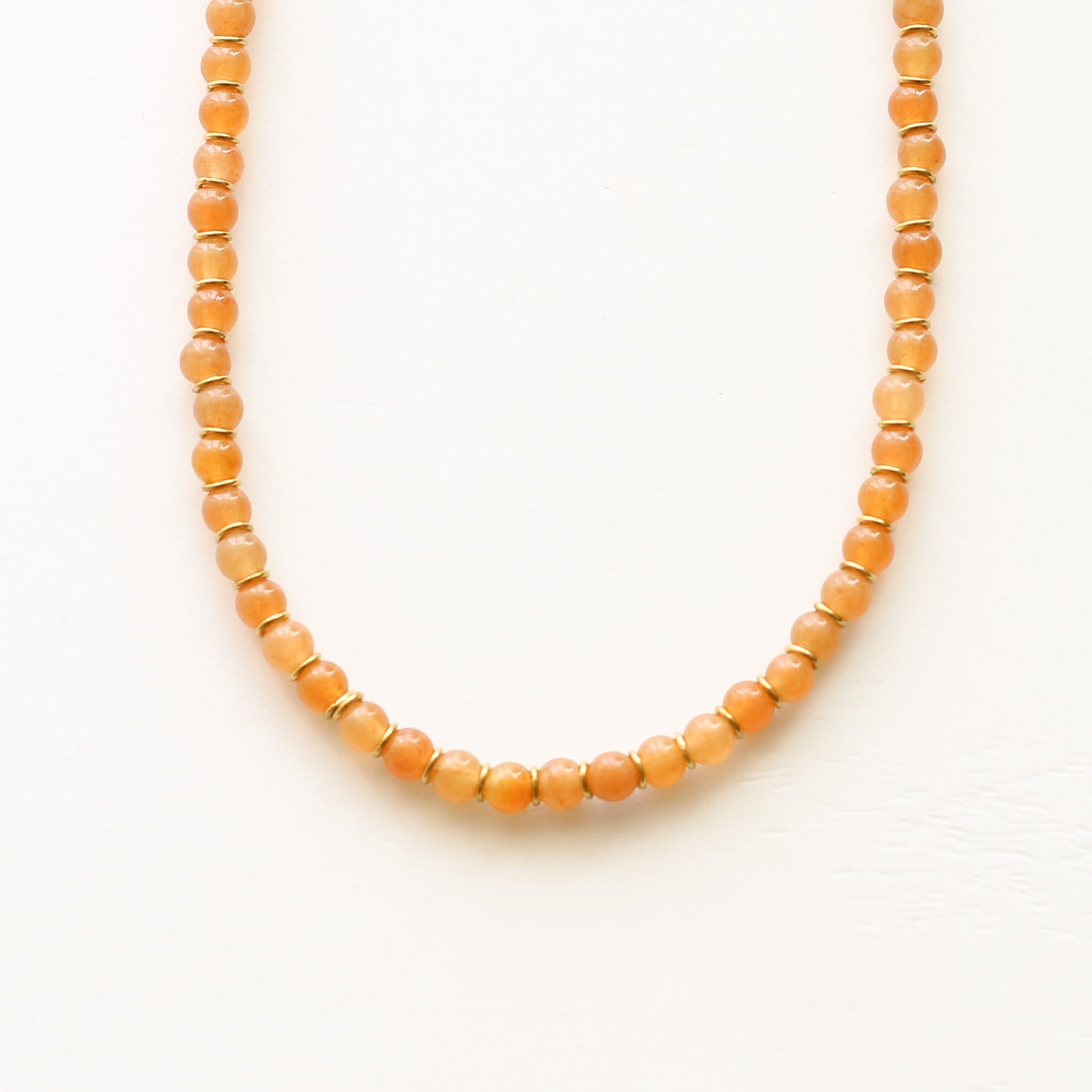 Collier Aventurine Orange gri-gris, vue d'ensemble, bijou femme pierres naturelles Mahny.