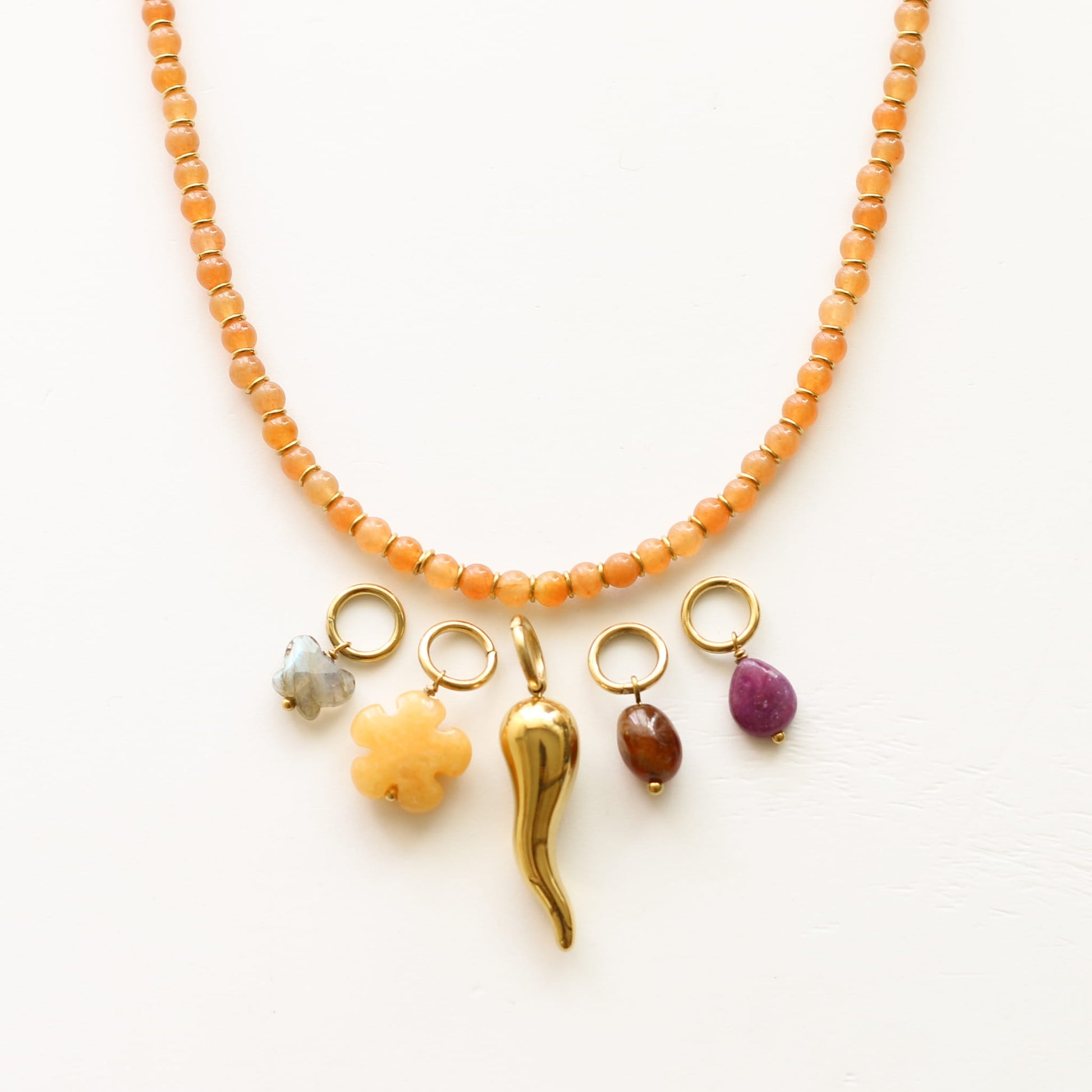 Collier Aventurine Orange gri-gris, détail des pierres, création Mahny bijoux pierres semi-précieuses.