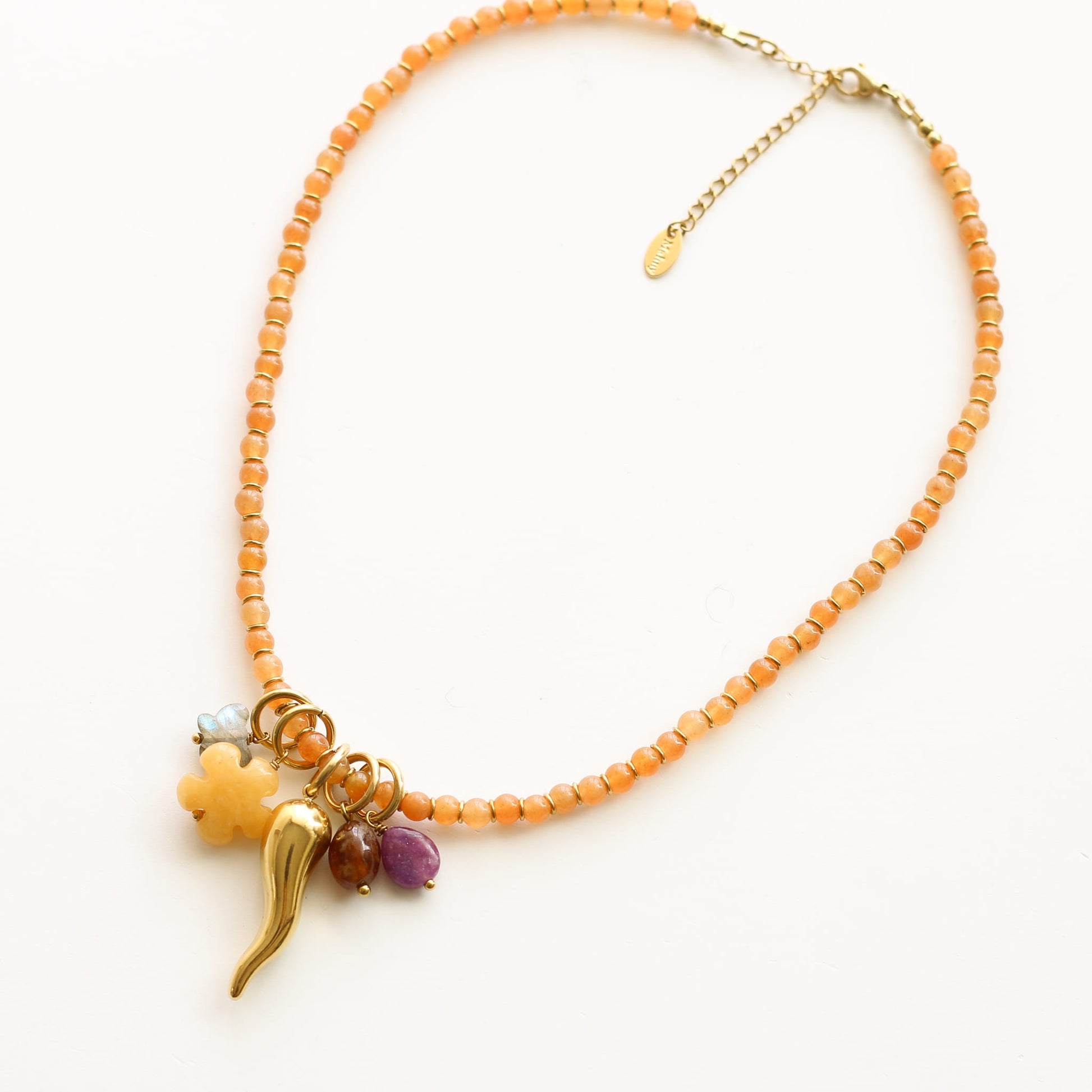 Collier Aventurine Orange gri-gris, vue à plat, Mahny pierres assemblées main, Paris.