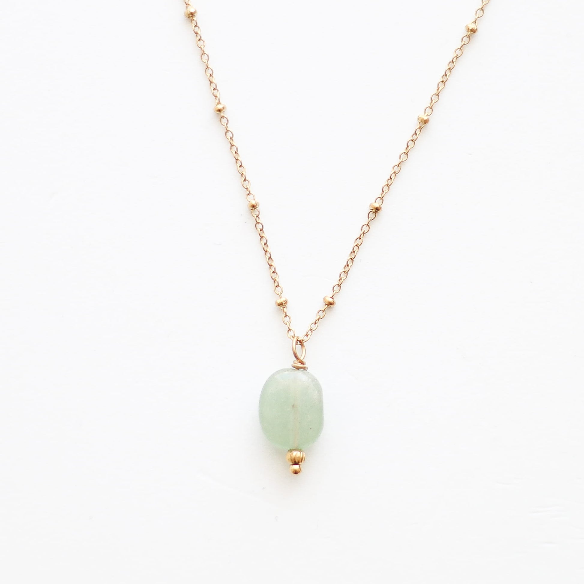 Collier en aventurine verte sur chaîne acier inoxydable.