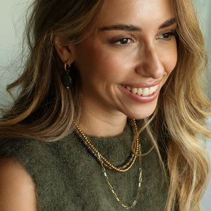 Collier à boules dorées monté à la main à Paris