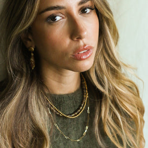 Ce collier en Bronzite est une pièce statement pour vos outfit chics