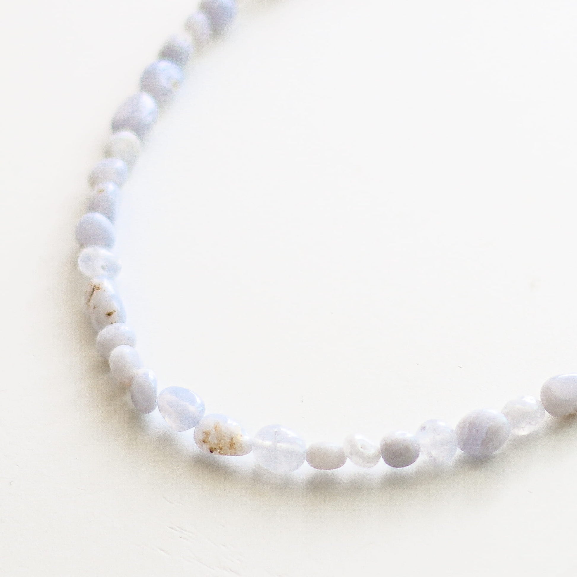 Collier en calcédoine bleue, hypoallergénique.