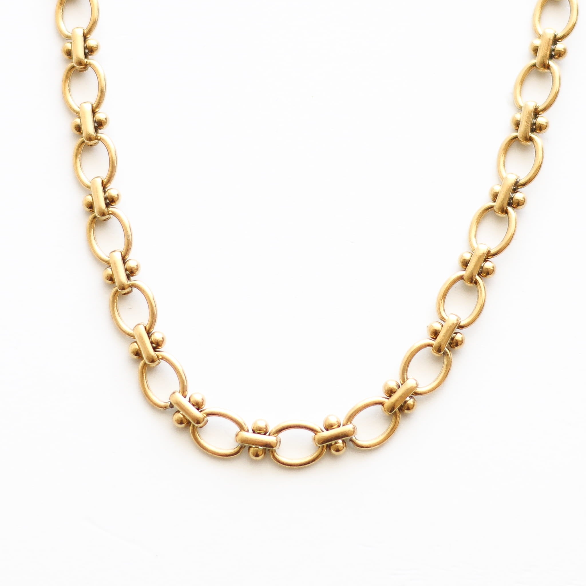 Collier chaîne dorée en acier inoxydable.