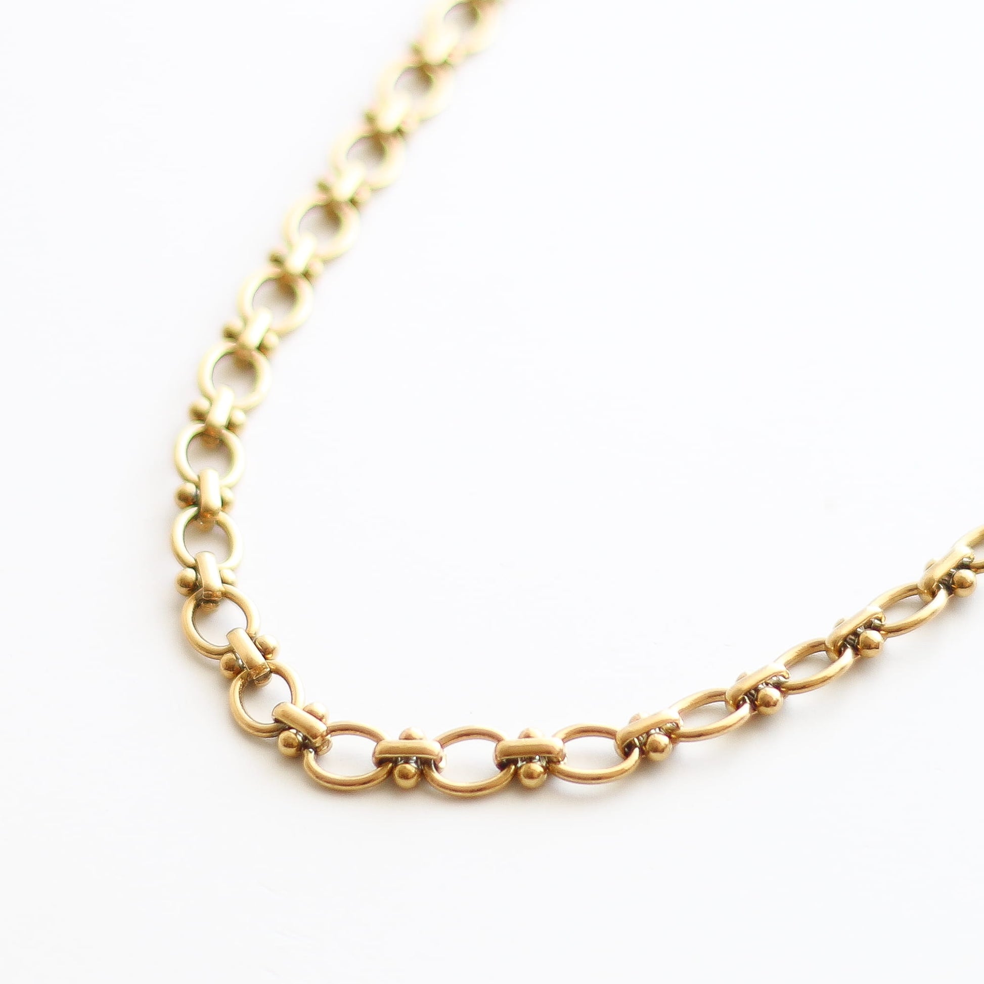 Collier chaîne dorée en acier inoxydable.