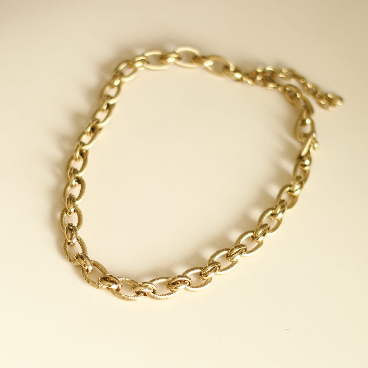 Collier chaîne dorée striée épaisse