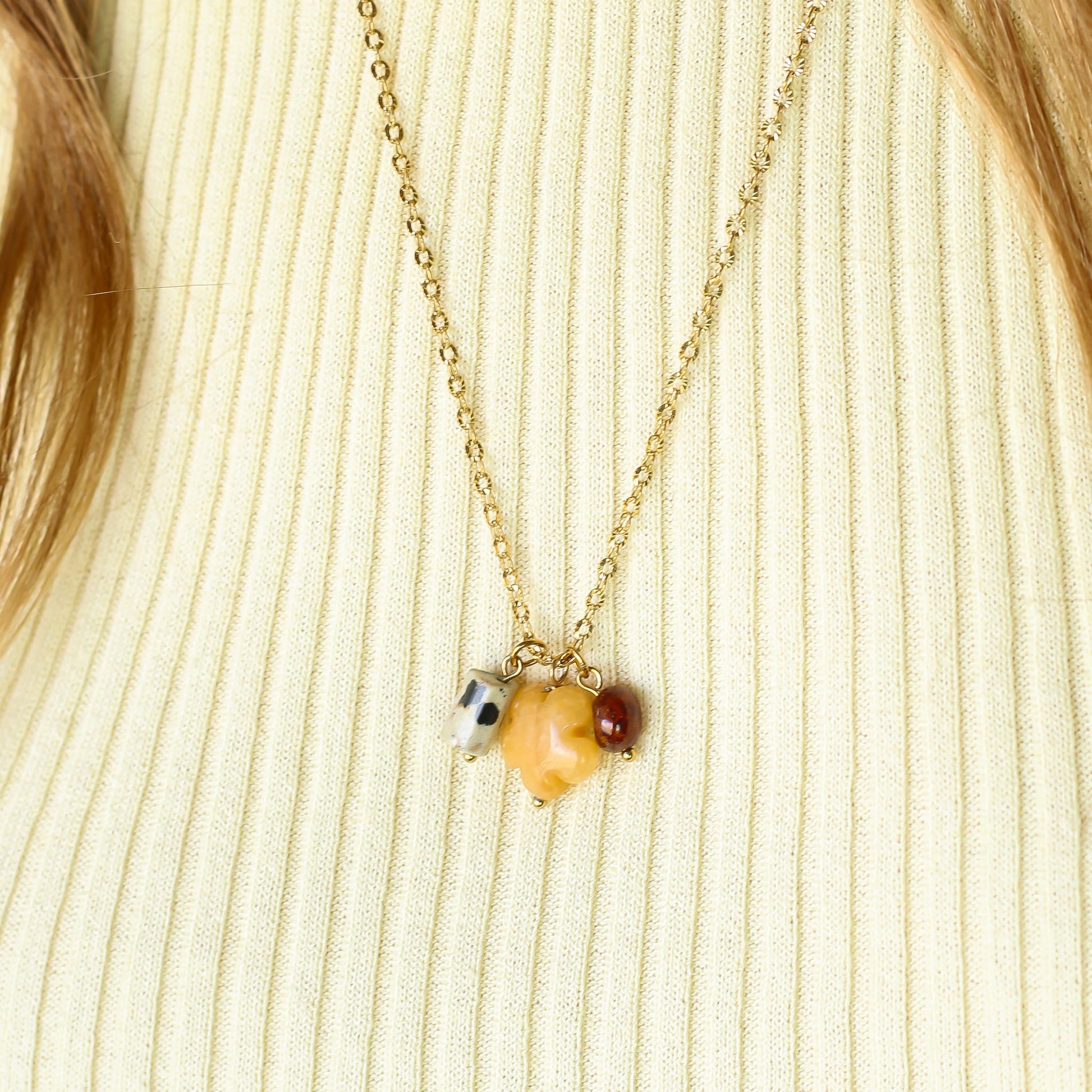 Collier Flora Aventurine Jaune, vue rapprochée, Mahny pierres assemblées main, Paris.