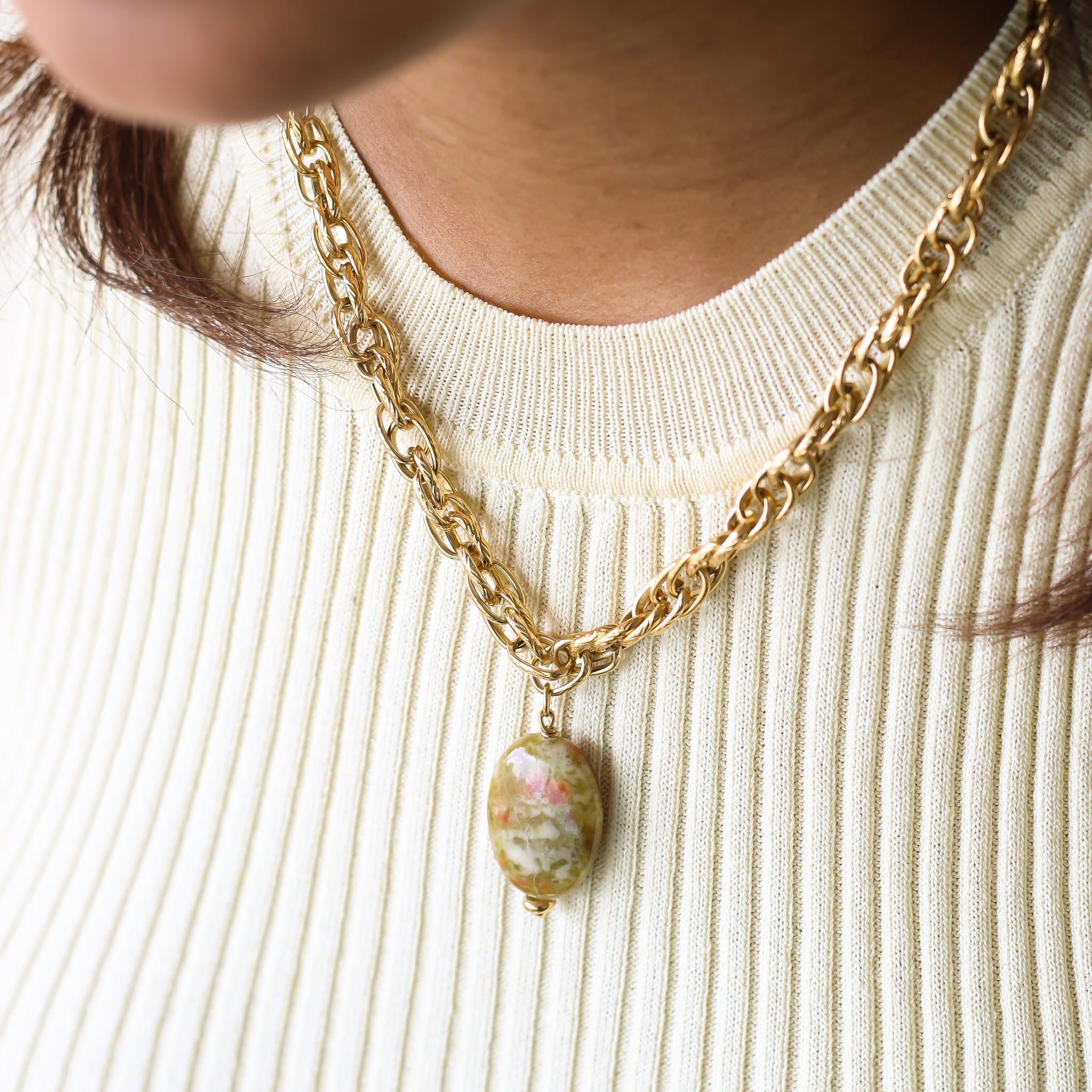 Collier Unakite chaîne corde, vue rapprochée, Mahny bijoux pierres naturelles.