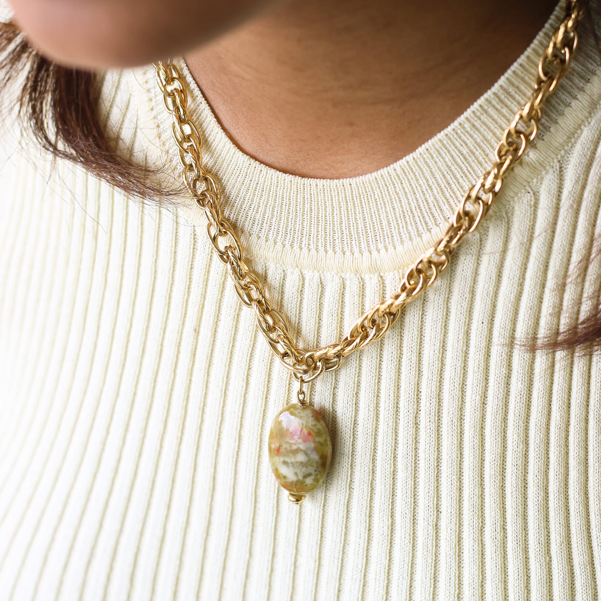Collier Unakite chaîne corde, vue rapprochée, Mahny bijoux pierres naturelles.