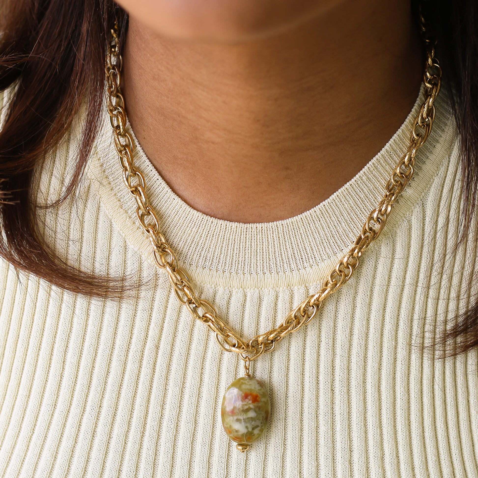 Collier Unakite chaîne corde, gros plan sur la pierre, bijou femme pierres naturelles Mahny.
