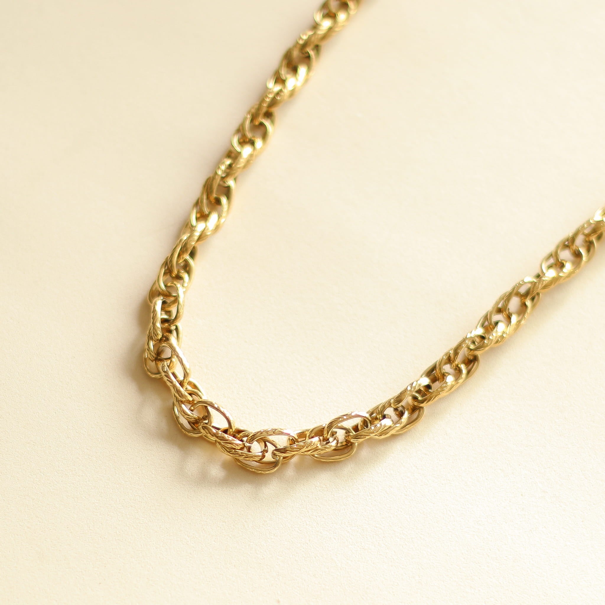 Collier chaîne dorée torsadée