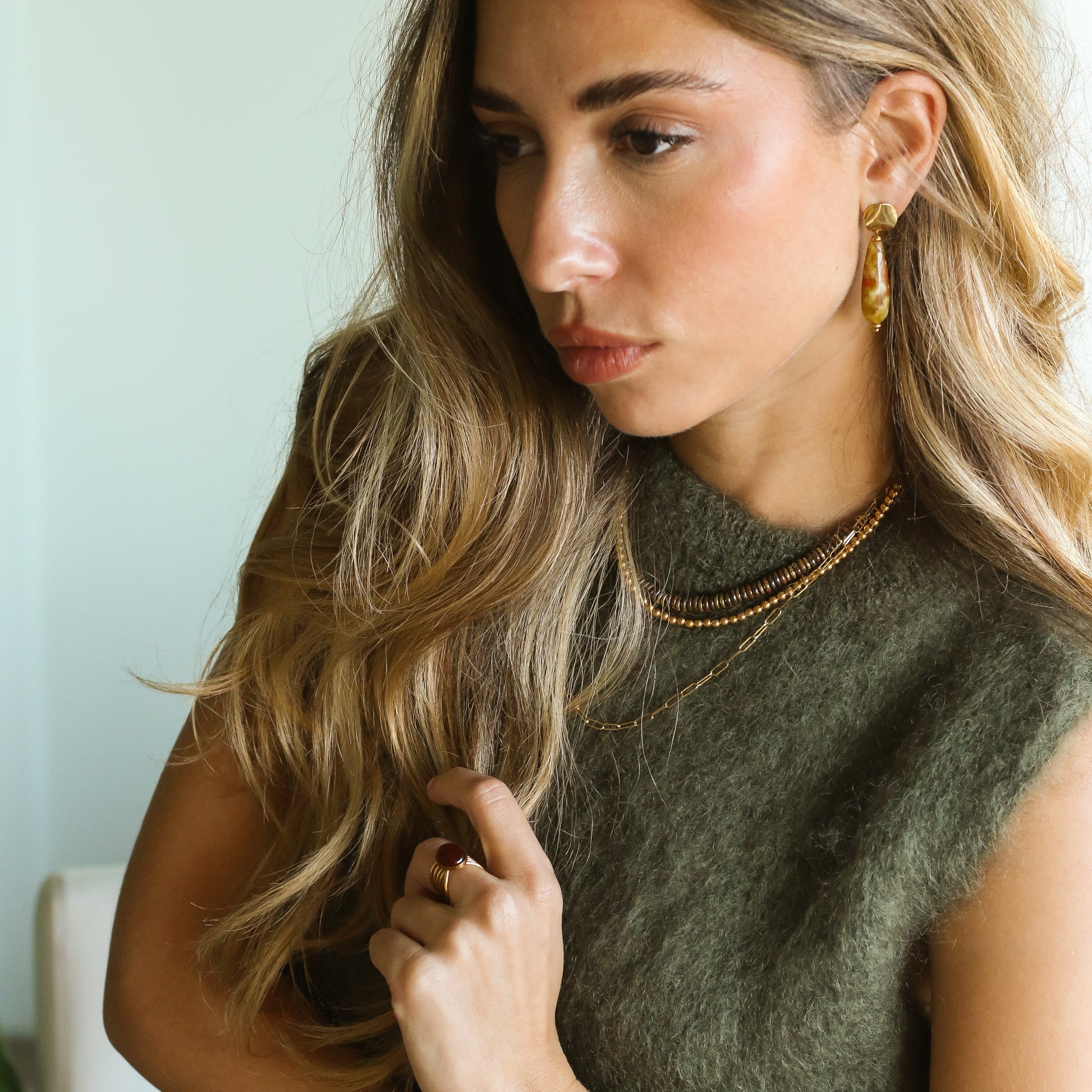 collier chaine fine trombone doré pour layering minimaliste