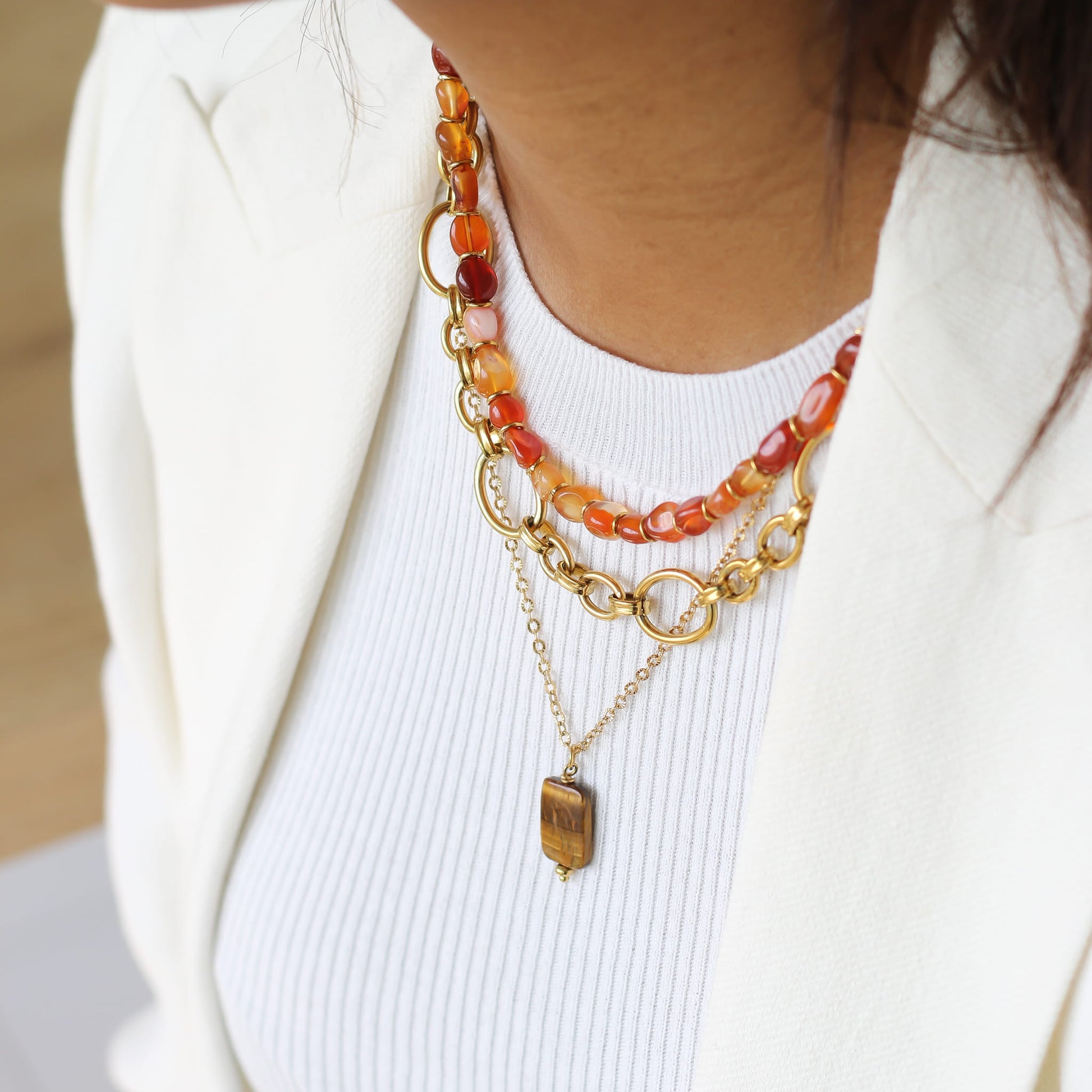 Collier Œil de Tigre chaîne striée, vue à plat, Mahny pierres assemblées main, Paris.