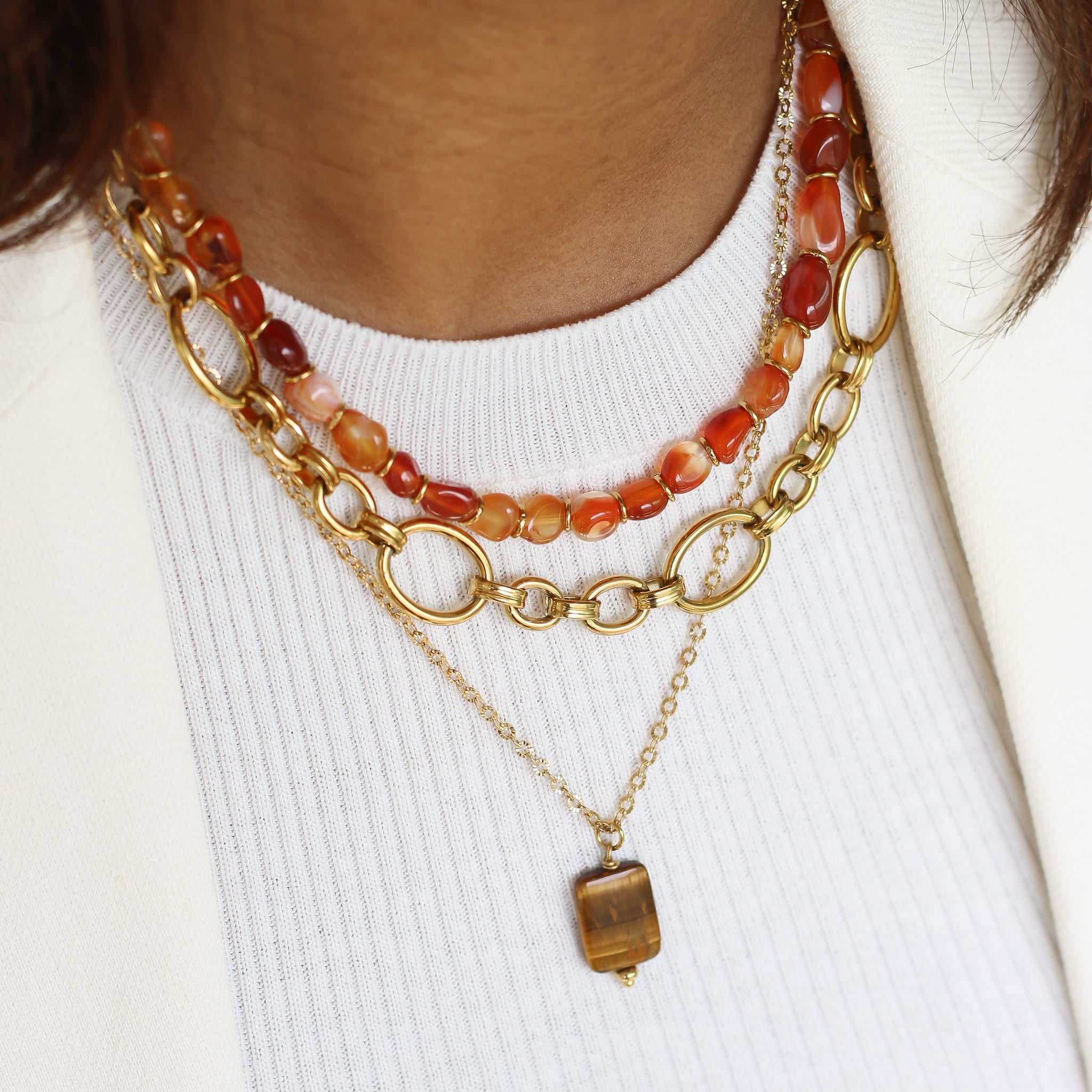 Collier Œil de Tigre chaîne striée, vue rapprochée, Mahny bijoux pierres naturelles.