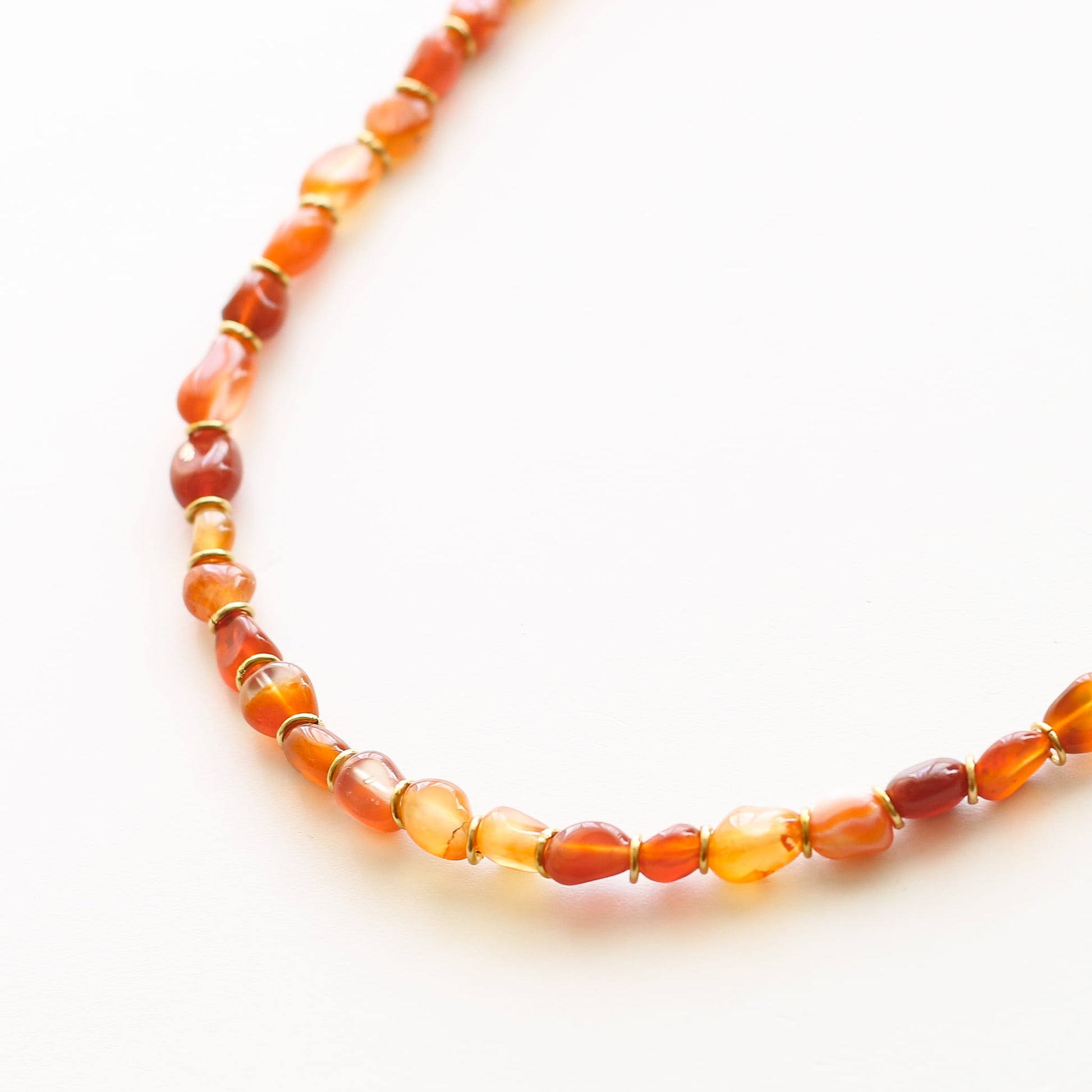 Collier chaîne Cornaline modulable, détail de la chaîne dorée, Mahny bijoux pierres naturelles.