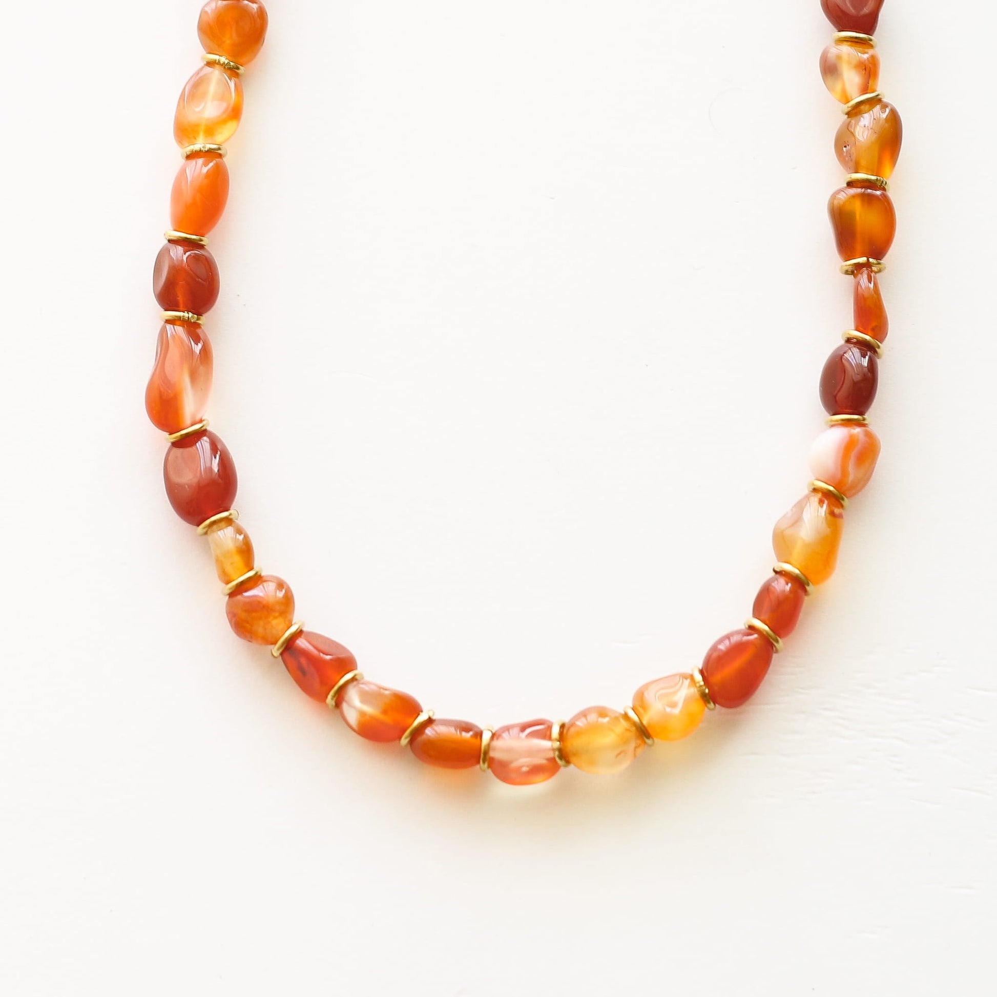 Collier chaîne Cornaline modulable, gros plan sur la pierre, bijou femme pierres naturelles Mahny.
