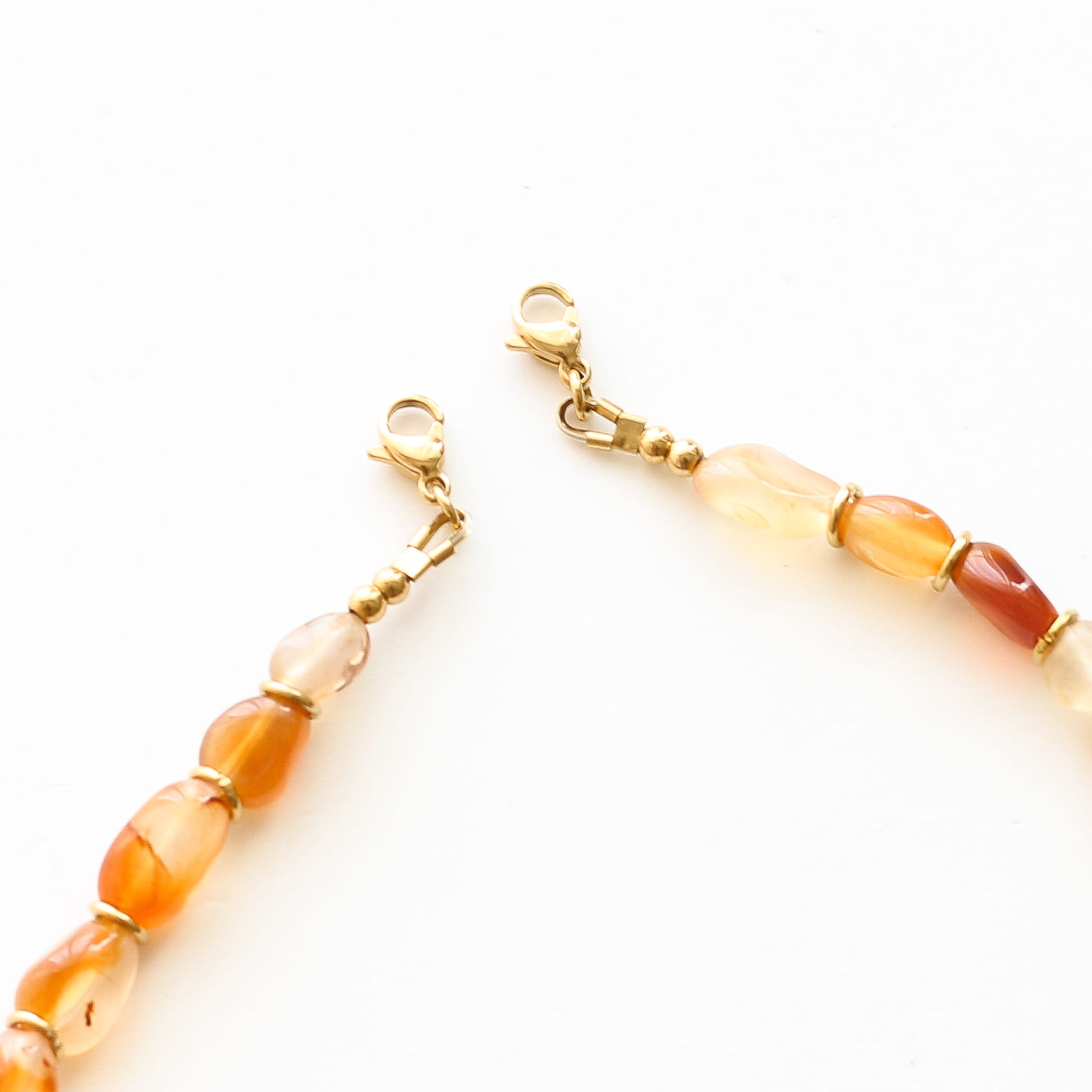 Collier chaîne Cornaline modulable, vue alternative, création Mahny bijoux pierres semi-précieuses.