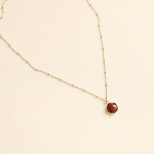 collier avec un pendentif en Cornaline et une chaine dorée, le cadeau parfait pour elle