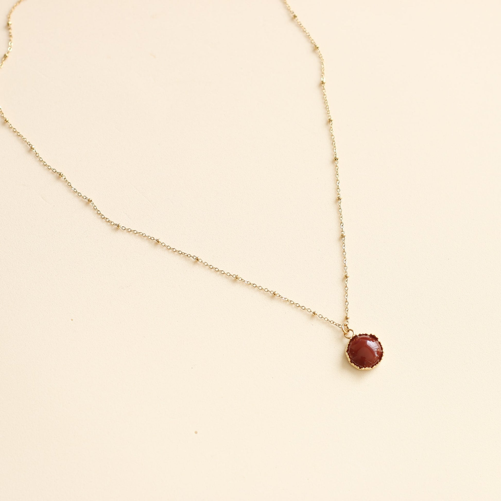 collier avec un pendentif en Cornaline et une chaine dorée, le cadeau parfait pour elle