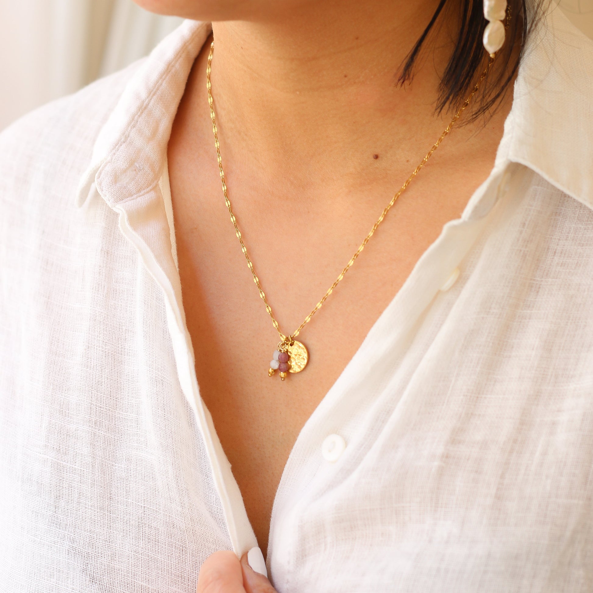 collier avec pierres de naissances rose et blanche