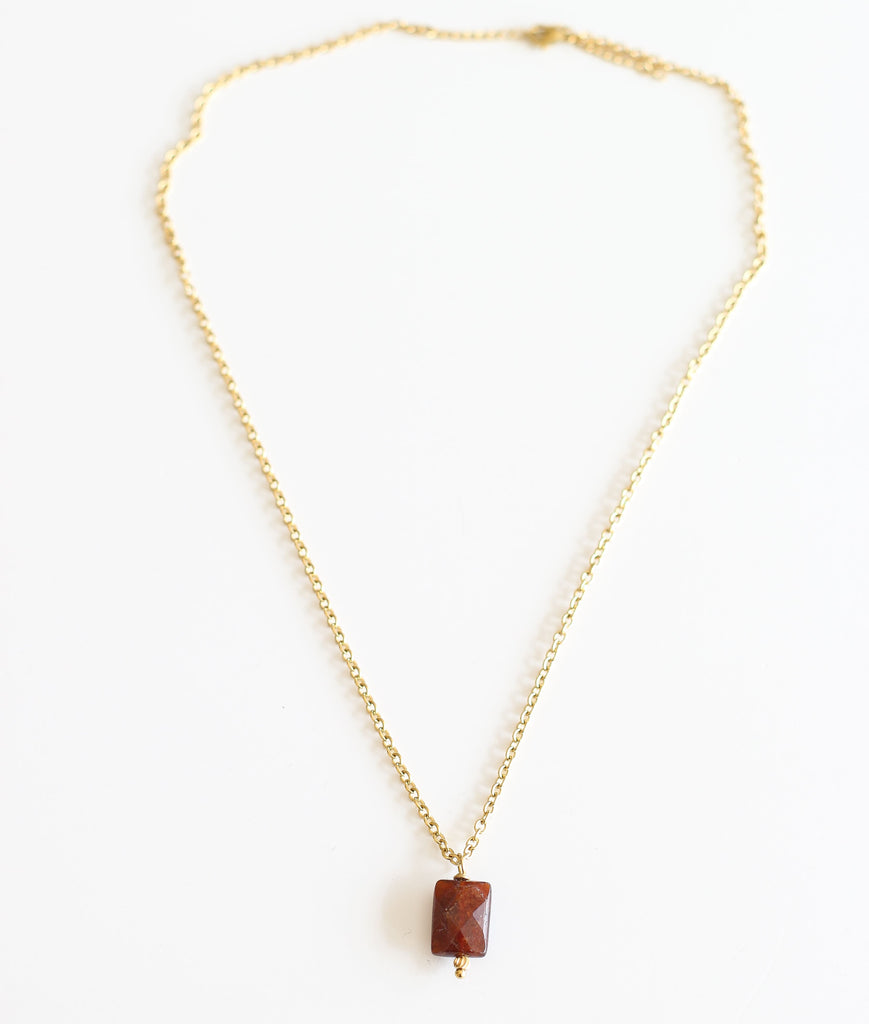 collier grenat pierre chaîne naturelle précieuse