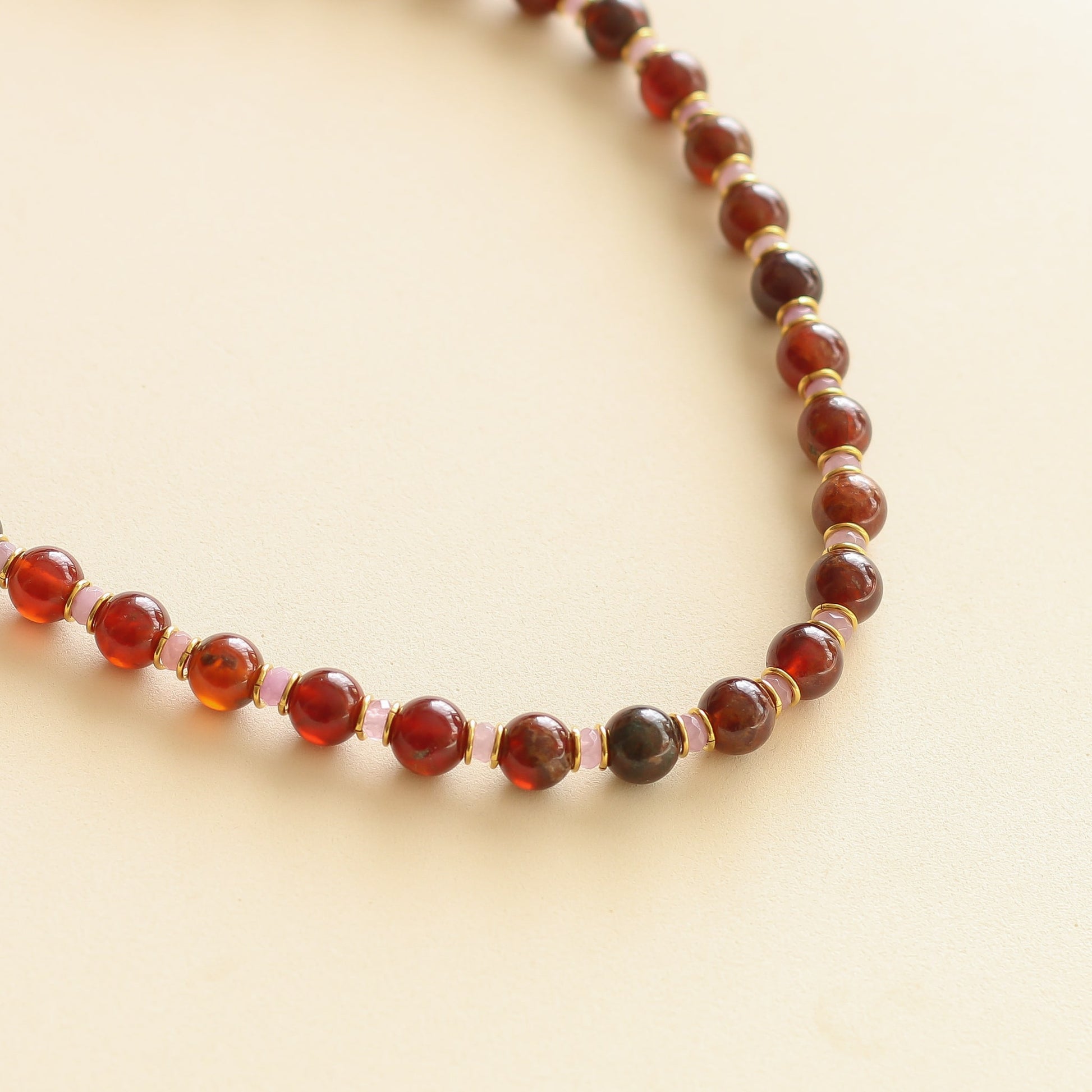le cadeau pour son anniversaire, le collier en perles de Grenat orangé et perles roses