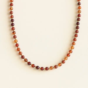 collier fin en perles de Grenat orangé et détails dorés en acier inoxydable