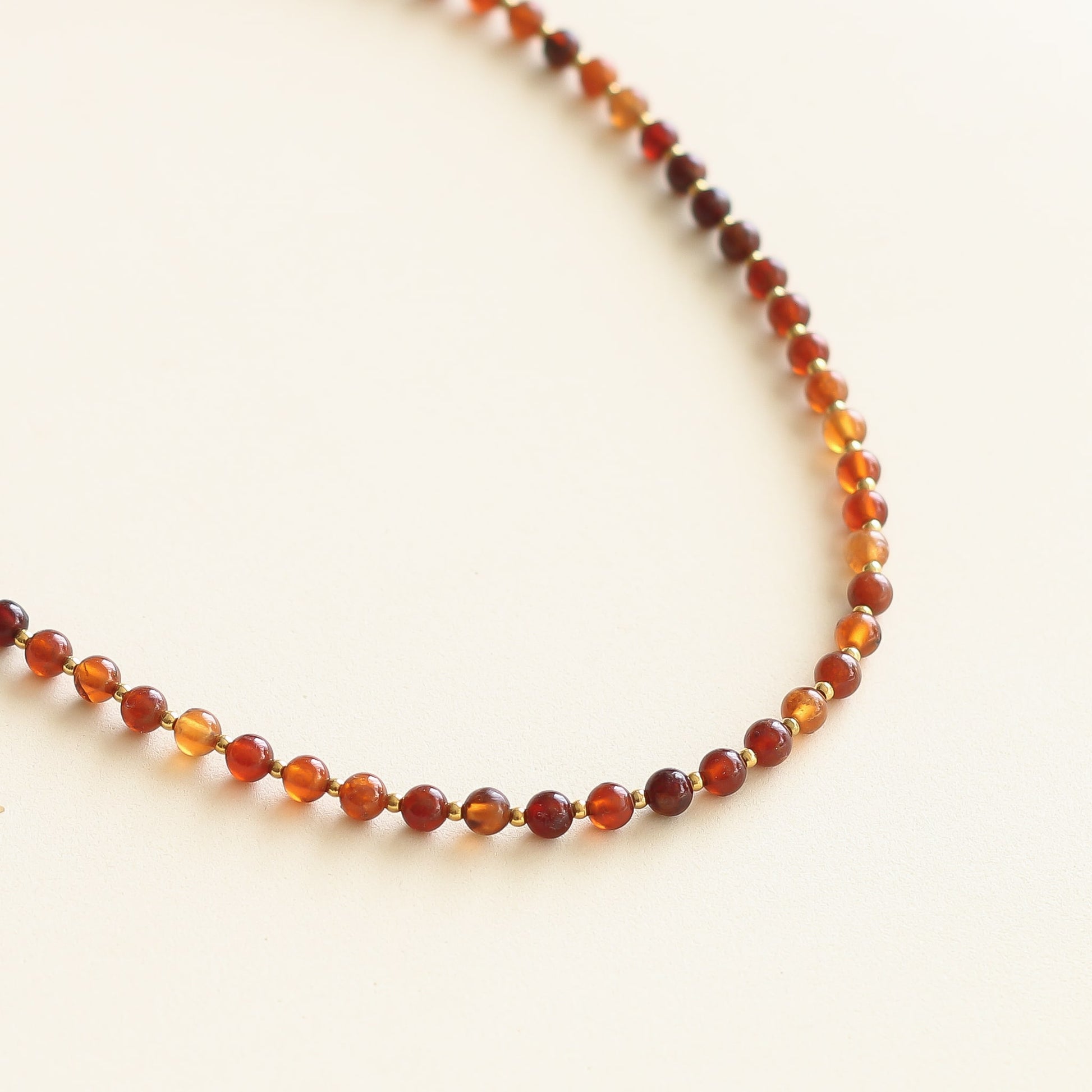 collier fin en perles de Grenat orangé at détails dorés