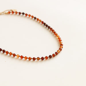 Collier Billie fin en Grenat orangé trendy pour le printemps
