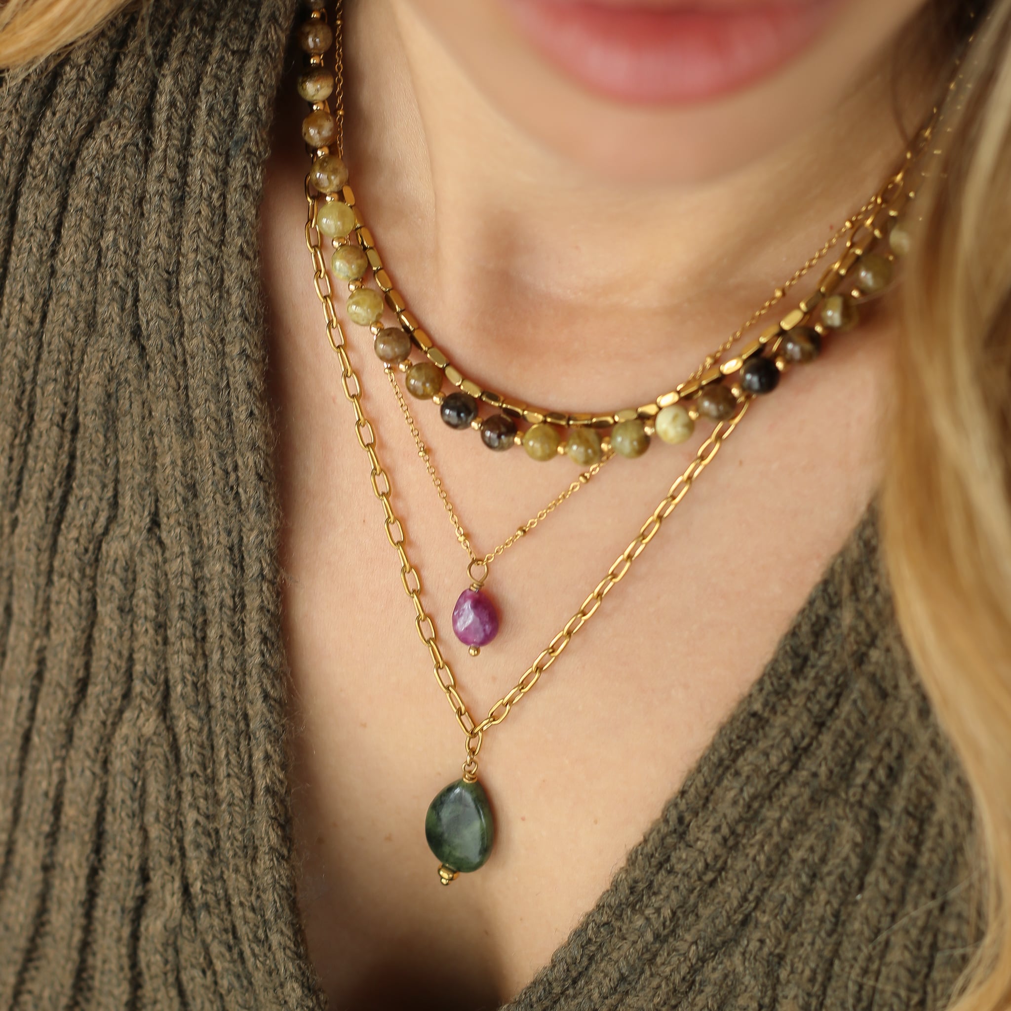 collier monté à la main en perles de Grenat vert, pierre fine naturelle