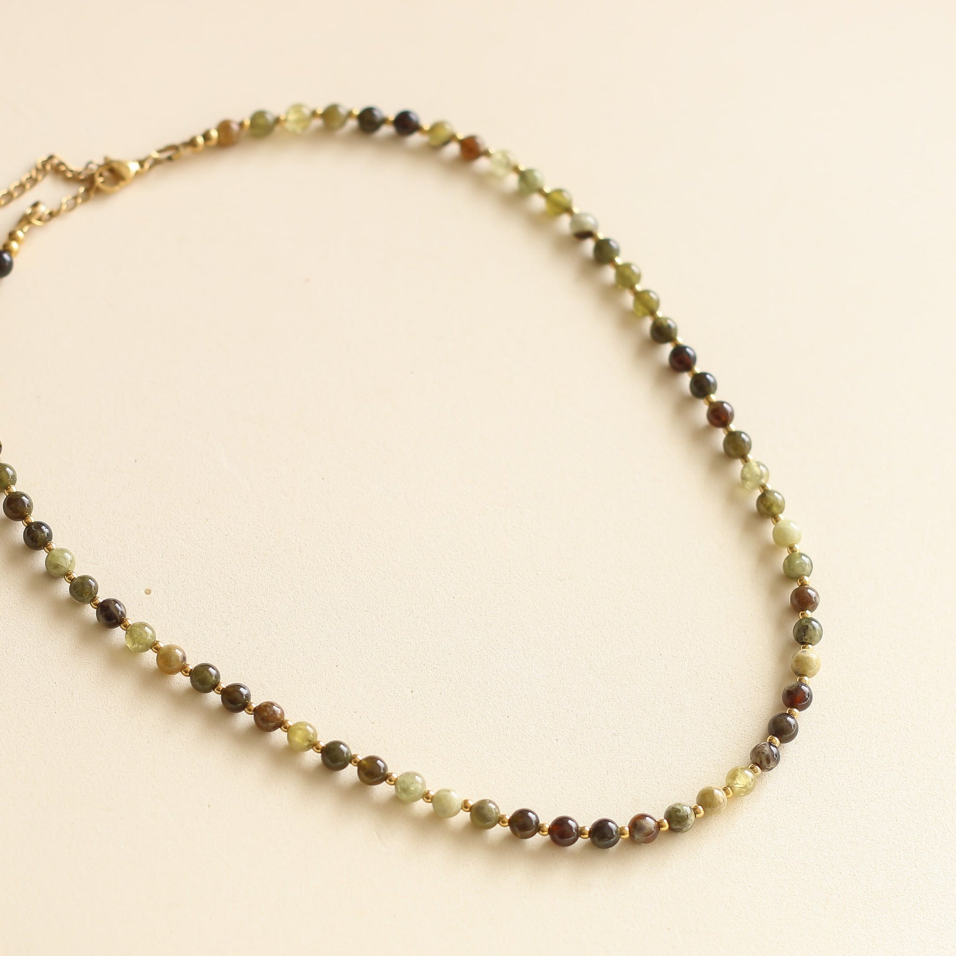 le Collier Billie, le bijou essentiel pour vos looks, pierres naturelles vertes