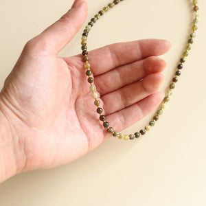 le Collier Billie en Grenat ira avec toutes vos tenues, le basique à s'offrir 