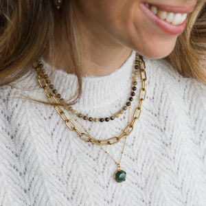 collier en perles de Grenat vert monté à la main en atelier parisien