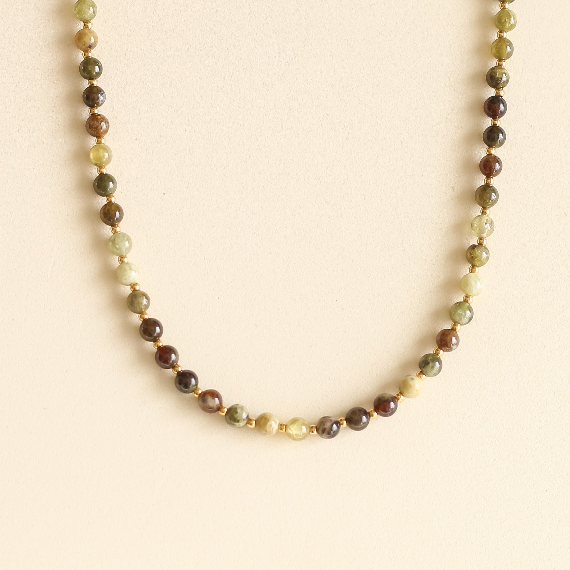 Collier Billie fin en Grenat vert, bijou délicat en pierre naturelle