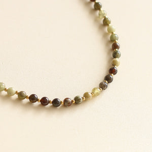 collier fin en perles de Grenat vert et perles dorées 