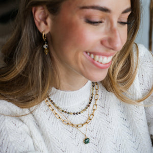 collier en pierres naturelles vertes de Grenat aux teintes variées du kaki au vert olive 