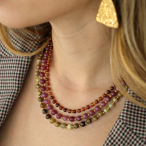 Le Collier Billie en perles de Grenat vert se porte seul ou en accumulation 