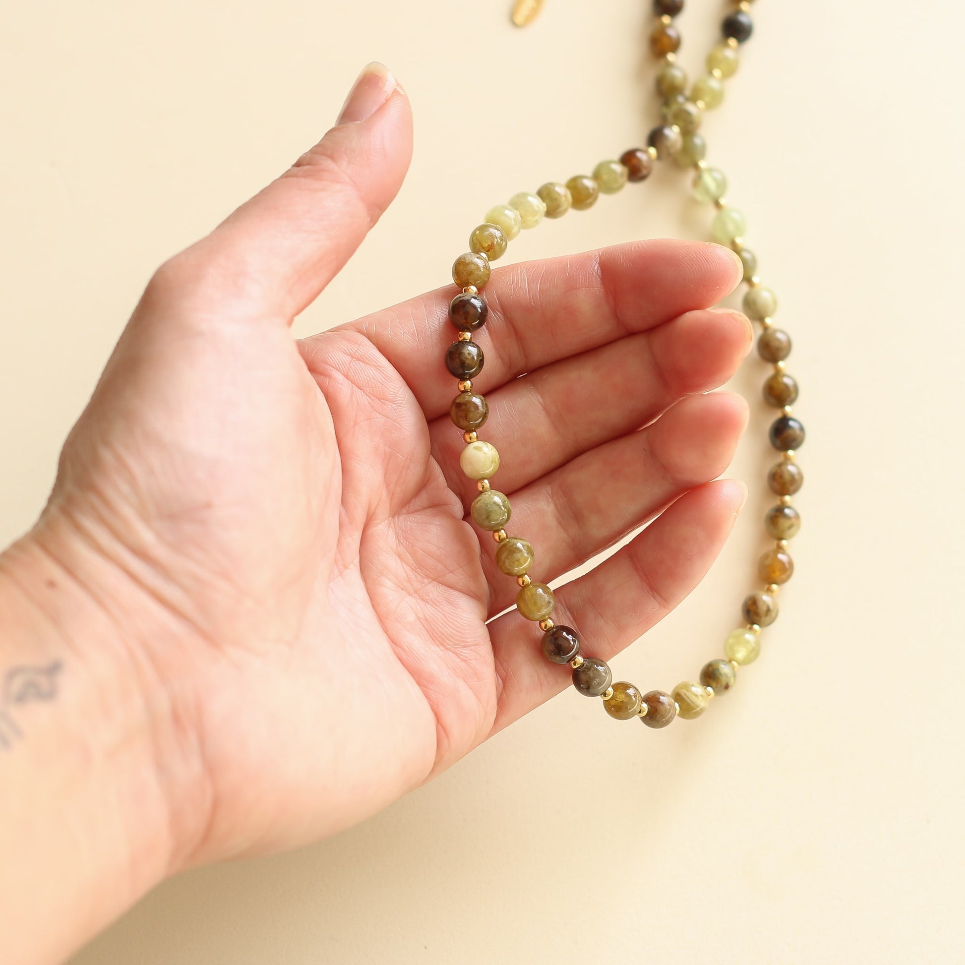 collier en perles de Grenat vert, pierre fine de vitalité 