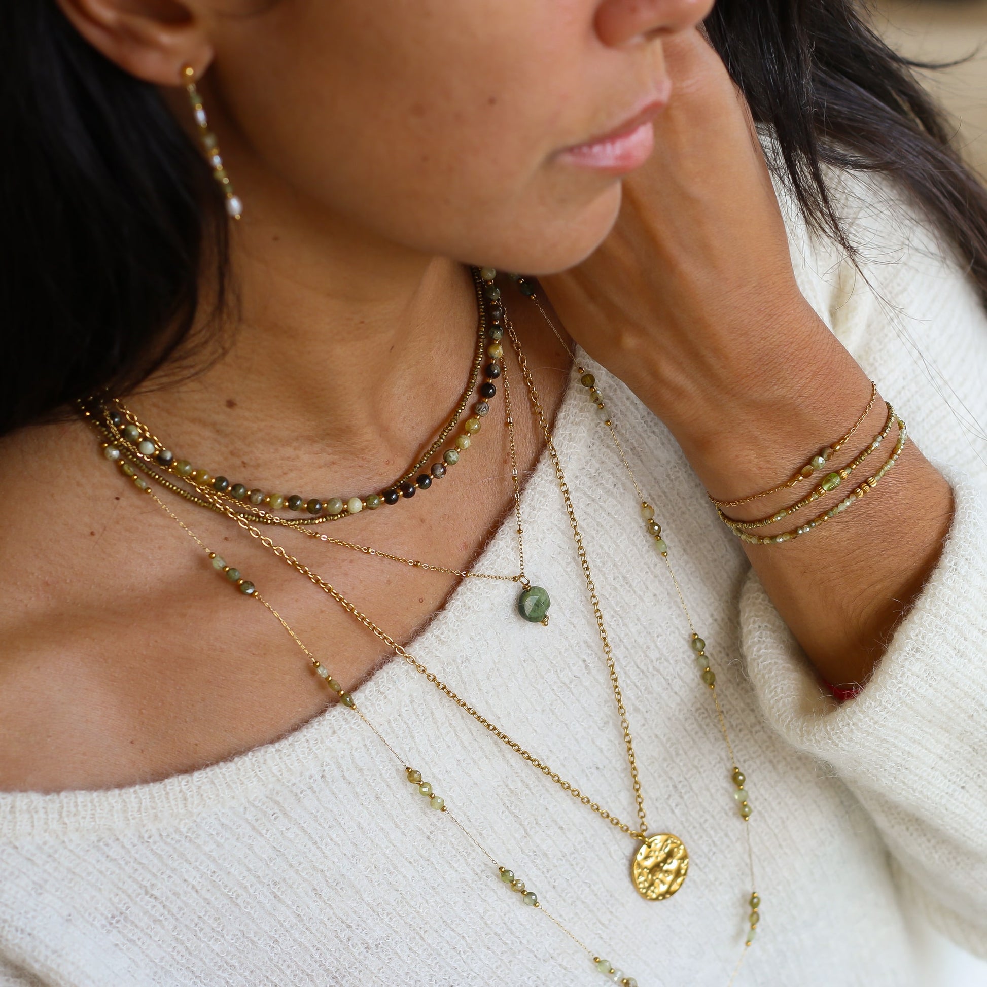 collier sautoir monté à la main avec des perles de grenat vert