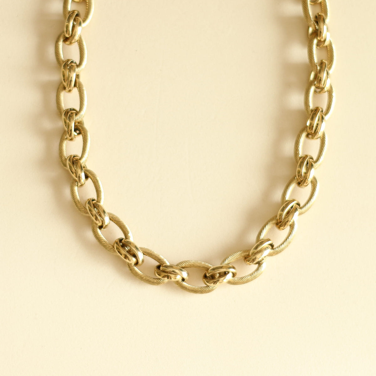 Collier chaîne dorée striée épaisse