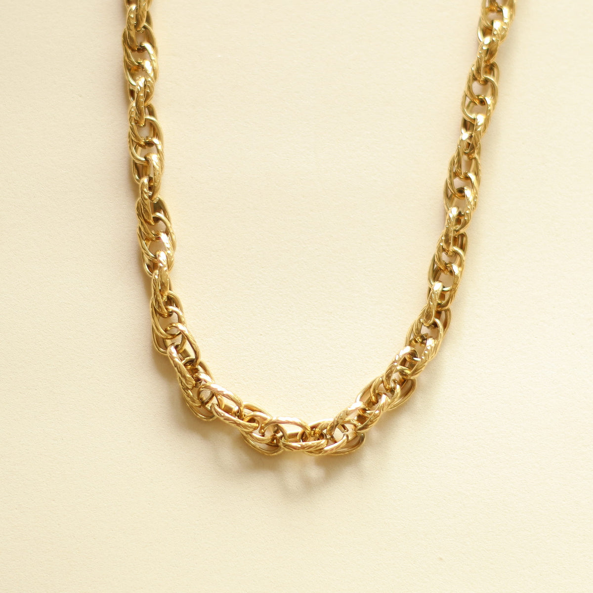 Collier chaîne dorée torsadée