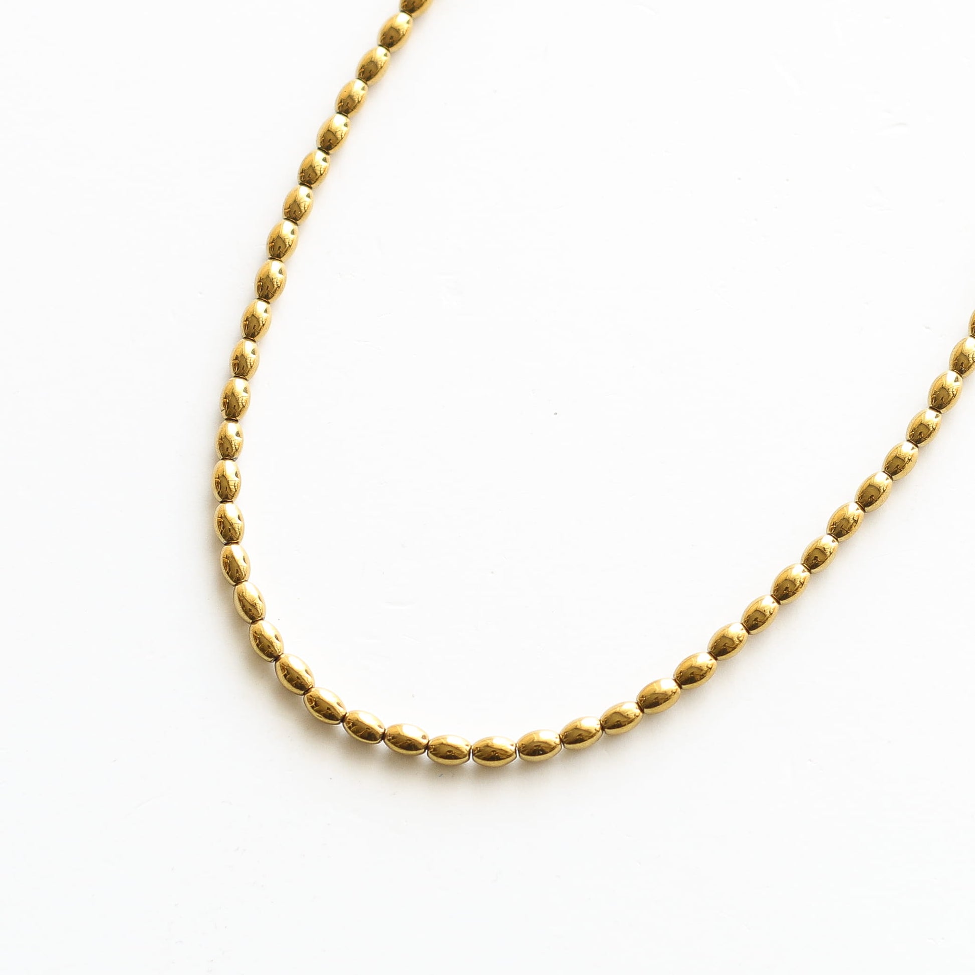 Collier Hématite dorée, vue de profil, Mahny bijoux pierre fine.