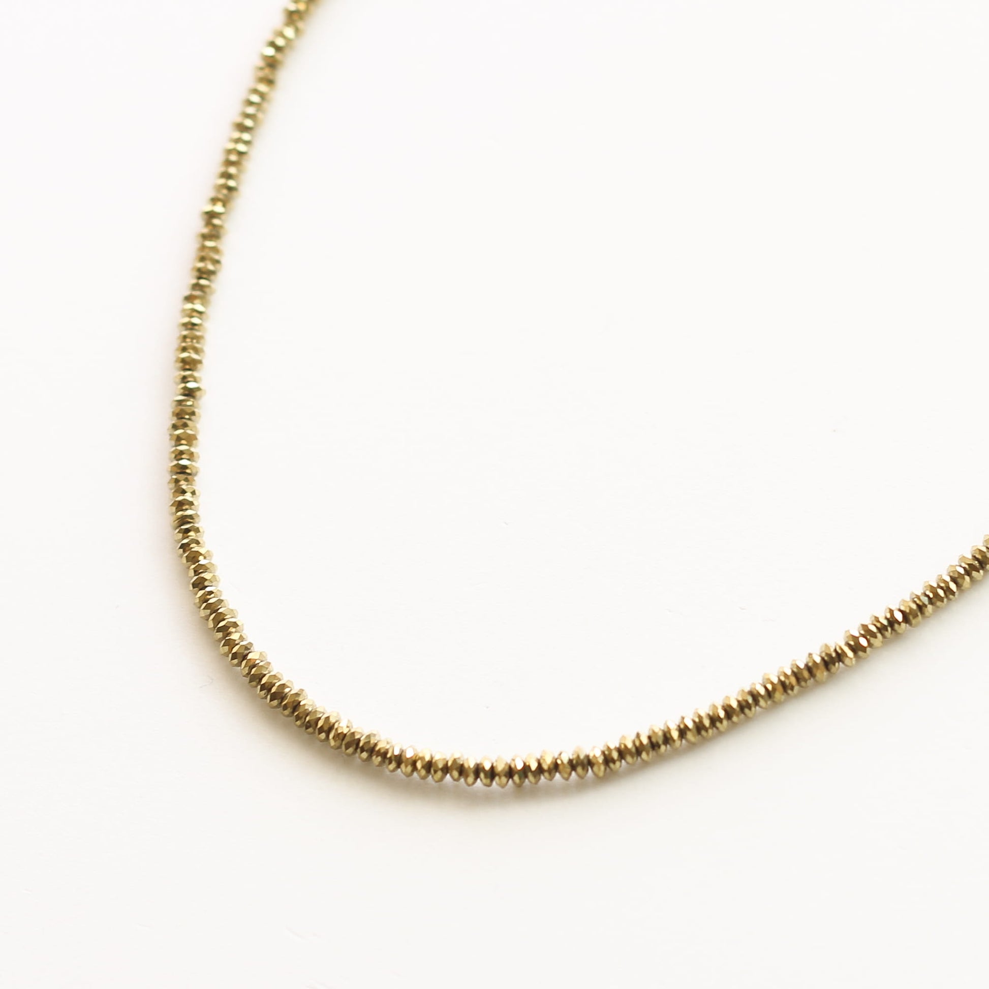 Collier Hématite dorée gri-gris, vue à plat, Mahny bijoux pierre fine.