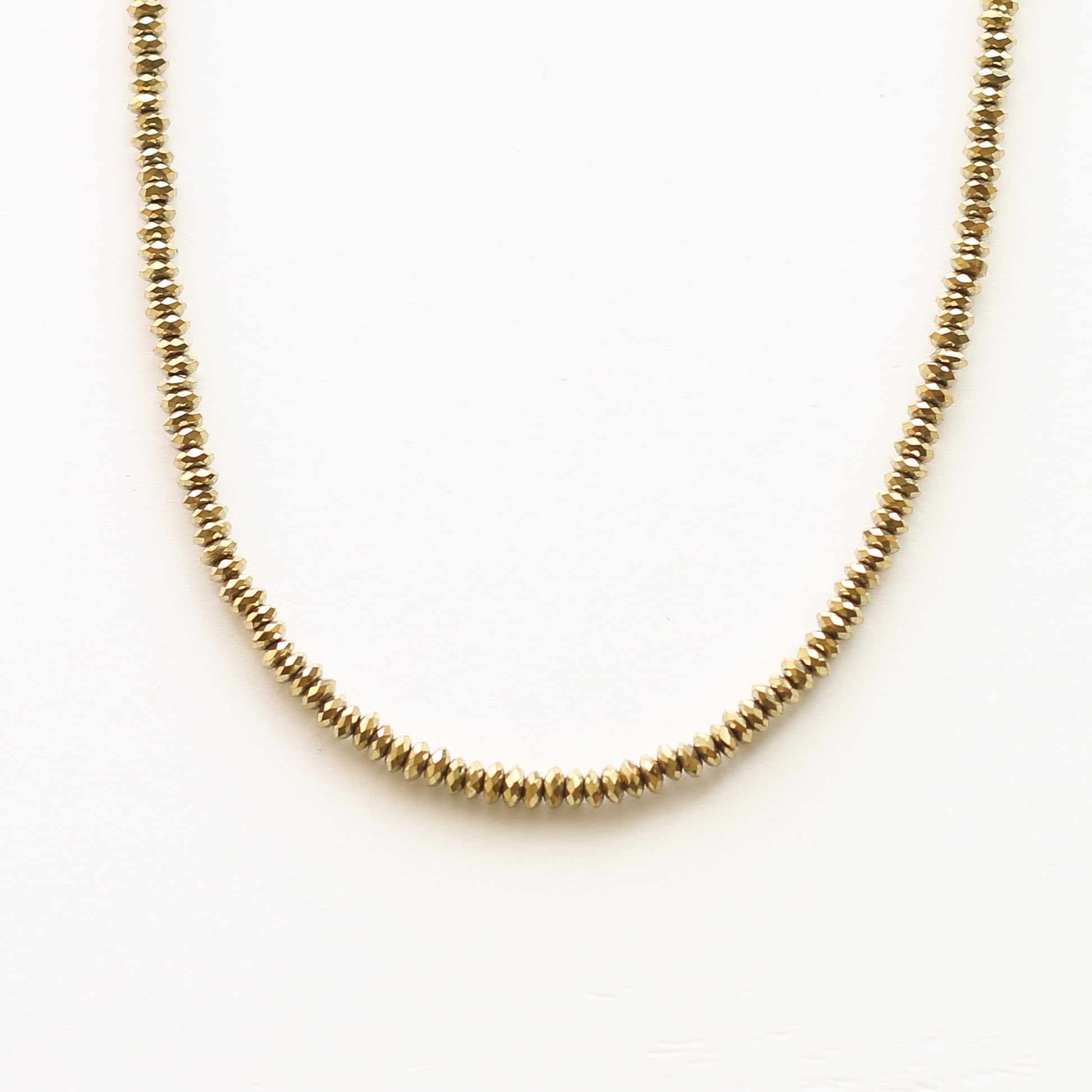 Collier Hématite dorée gri-gris, détail du fermoir signé Mahny, pierres semi-précieuses assemblées main.