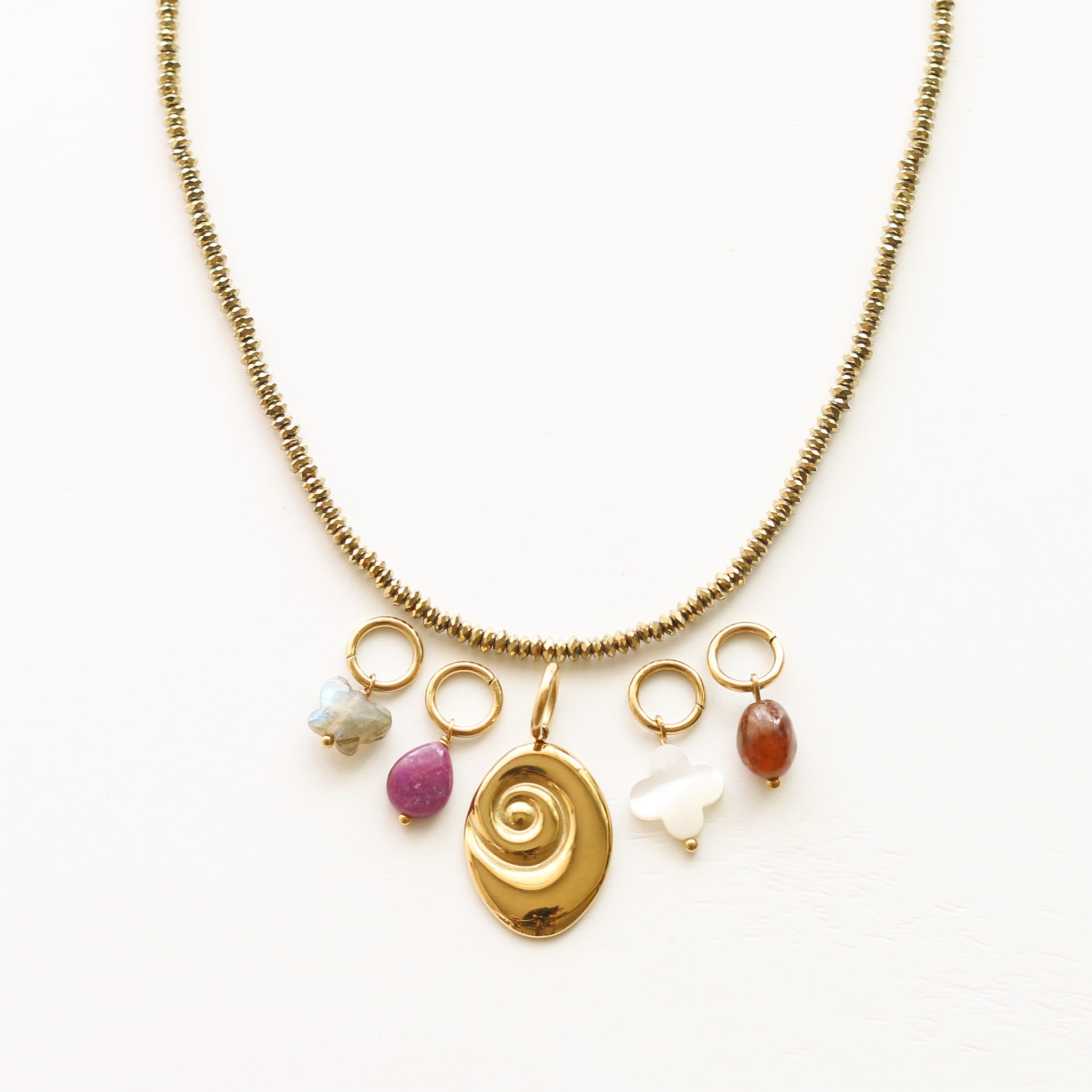 Collier Hématite dorée gri-gris, vue rapprochée, pierre véritable, signé Mahny.