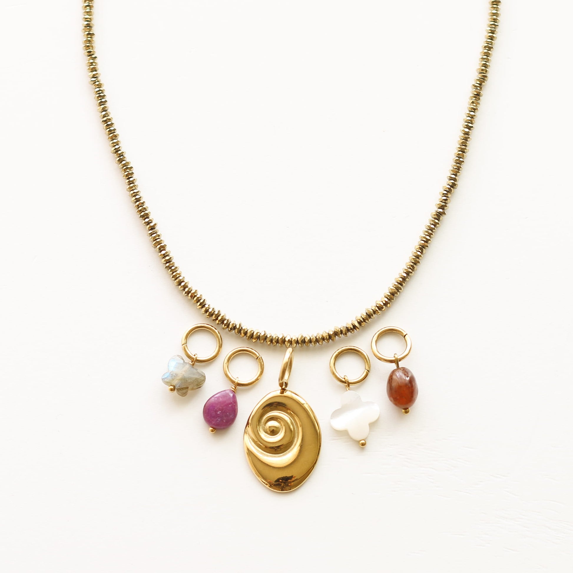 Collier Hématite dorée gri-gris, vue rapprochée, pierre véritable, signé Mahny.
