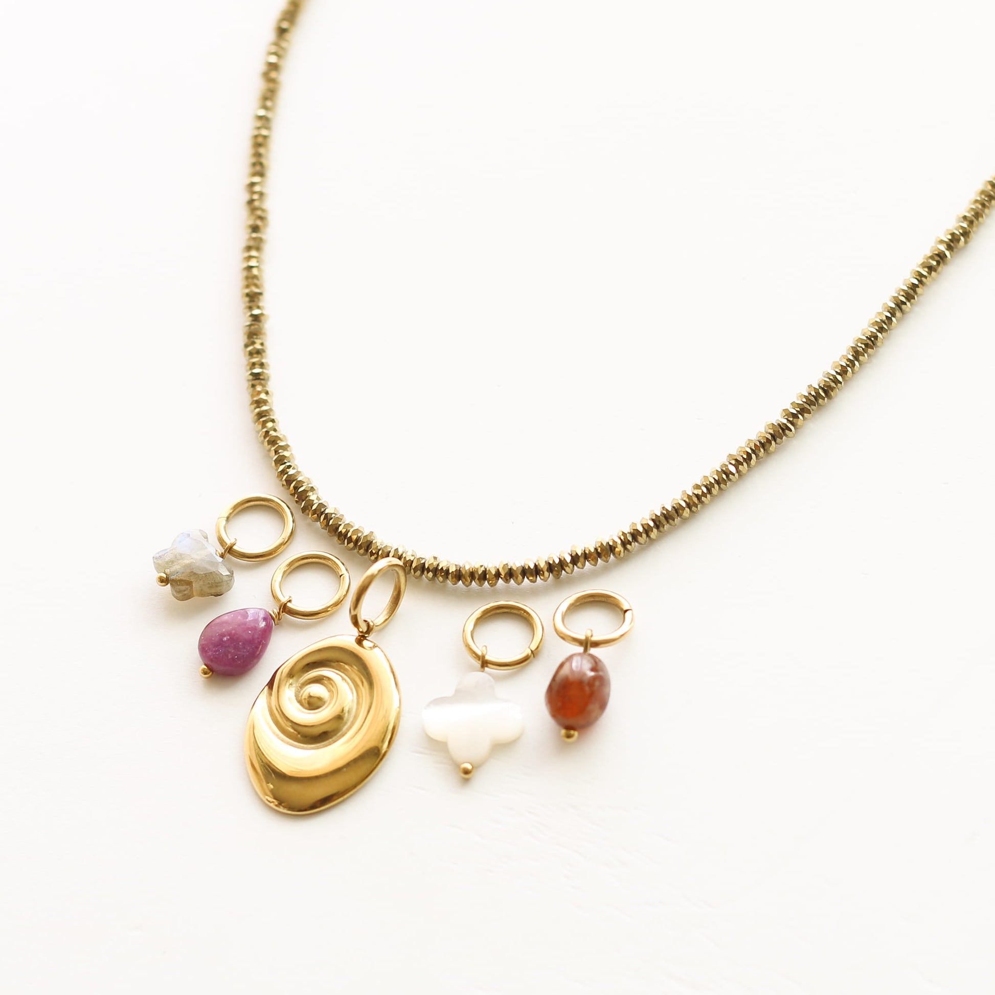 Collier Hématite dorée gri-gris, détail des pierres, bijou femme pierres naturelles Mahny.