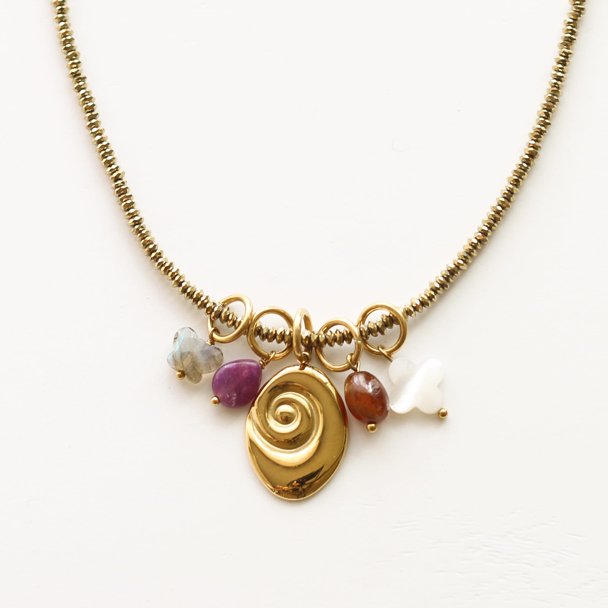 Collier Hématite dorée gri-gris, Mahny pierres assemblées main, Paris.
